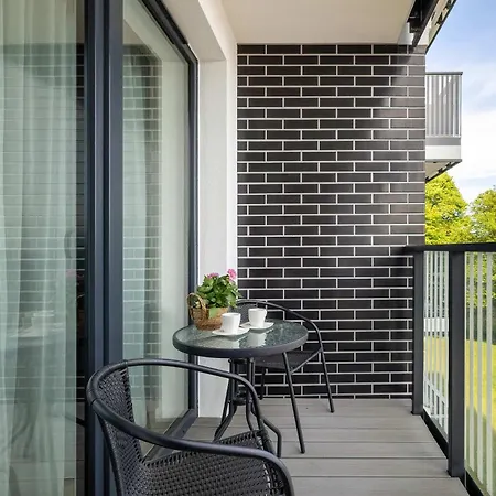 Tasteful With Parking Near The Center Of By Renters Apartman