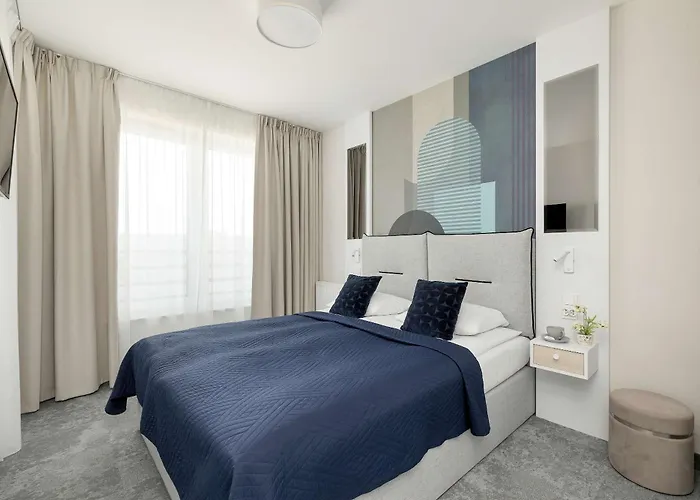 Apartment Tasteful With Parking Near The Center Of By Renters *